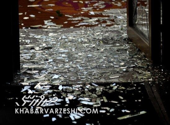 عکس| سقوط هواداران از سکوی ورزشگاه/ حادثه قربانی داشت؟