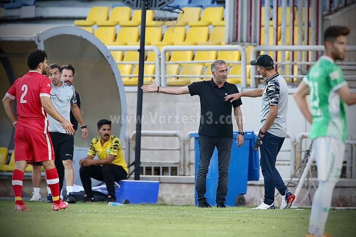 عکس| عجیب اما واقعی؛ یحیی مسئول آرام کردن مربی حریف