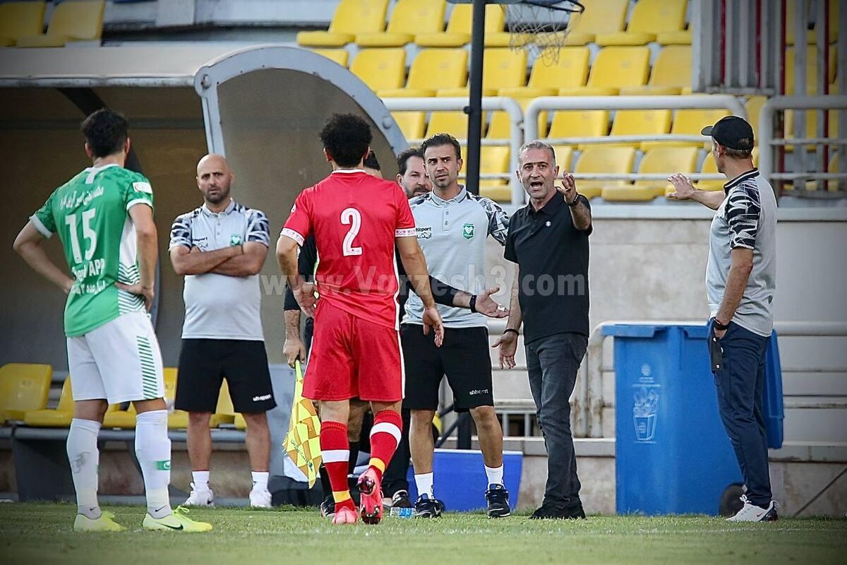 عکس| عجیب اما واقعی؛ یحیی مسئول آرام کردن مربی حریف