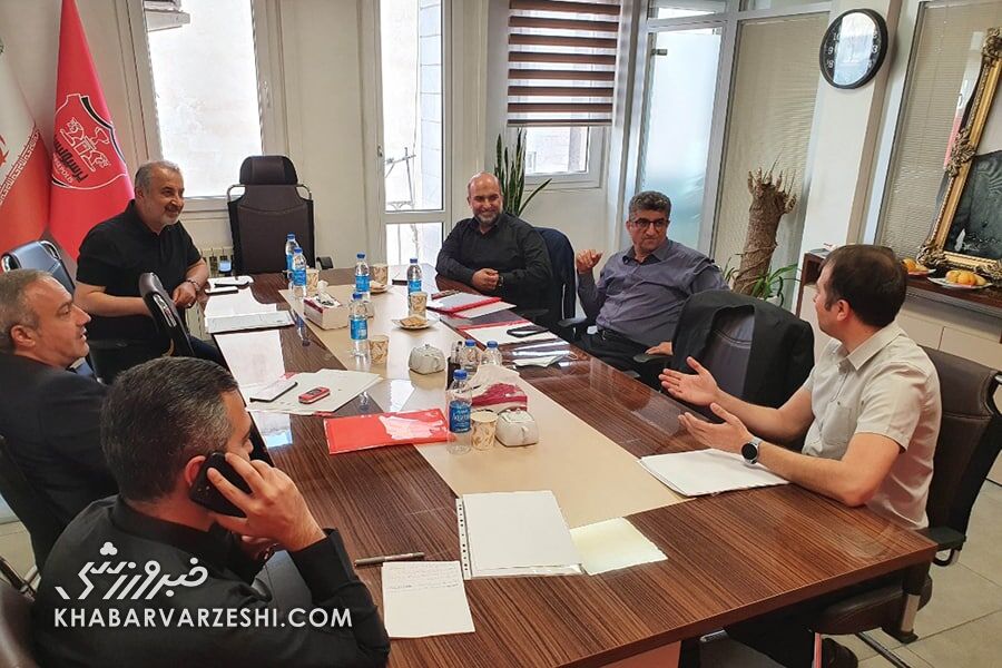 در پرسپولیس چه خبر است؟ یارکشی علنی برای دعوا در بدترین زمان ممکن! در پرسپولیس چه خبر است؟ یارکشی علنی برای دعوا در بدترین زمان ممکن!