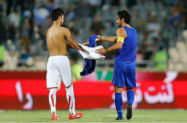 ماجرای های تقابل سپاهان و استقلال/ ۴ تصویر جنجالی از جنگ مدافع جدا شده پرسپولیس با استقلالی ها