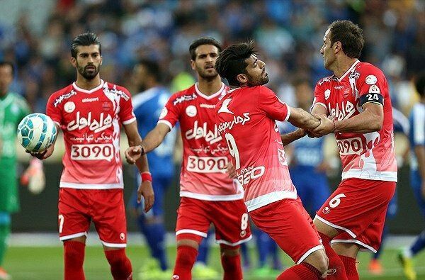 ماجرای های تقابل سپاهان و استقلال/ ۴ تصویر جنجالی از جنگ مدافع جدا شده پرسپولیس با استقلالی ها