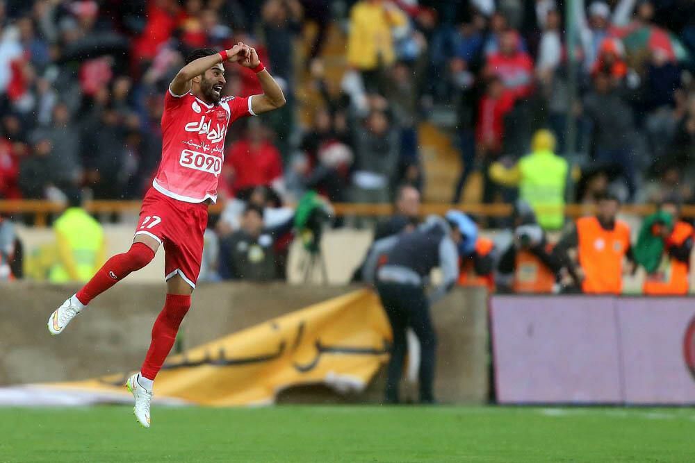 ماجرای های تقابل سپاهان و استقلال/ ۴ تصویر جنجالی از جنگ مدافع جدا شده پرسپولیس با استقلالی ها