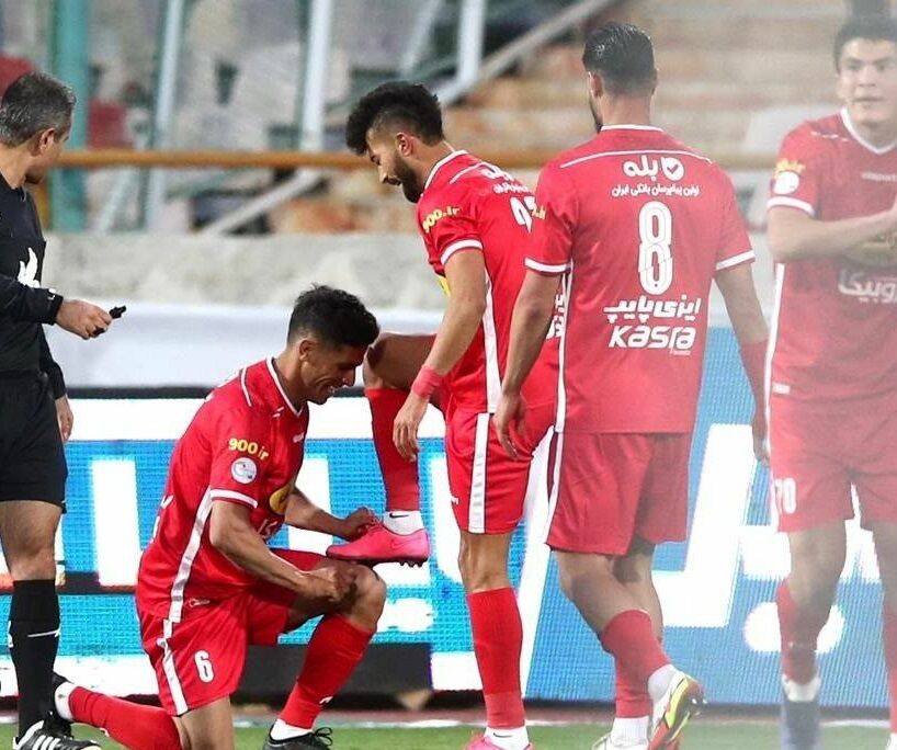 ماجرای های تقابل سپاهان و استقلال/ ۴ تصویر جنجالی از جنگ مدافع جدا شده پرسپولیس با استقلالی ها