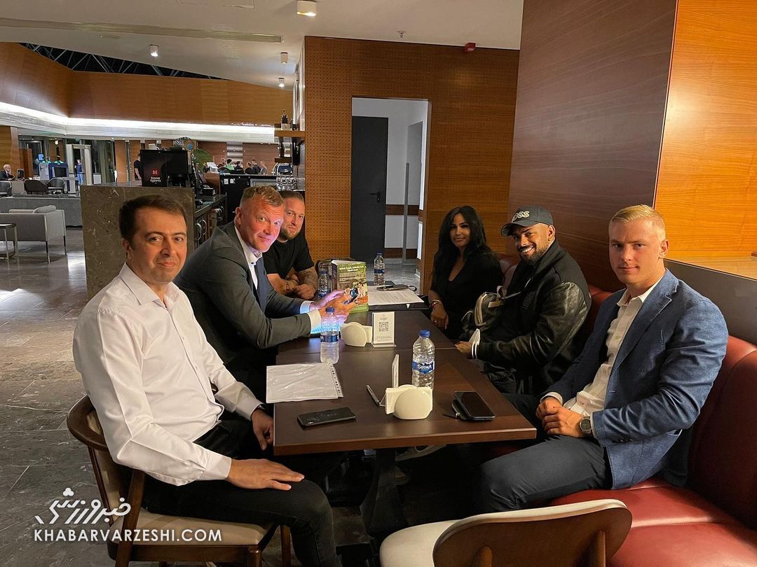 عکس| ماموریت ویژه یک پرسپولیسی/ مدیر سرخ ها بر سر میز مذاکره