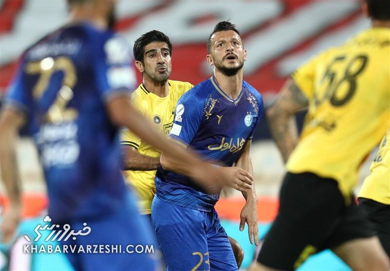عکس| فریم به فریم با جنجالیترین صحنه بازی استقلال و سپاهان/ پنالتی استقلال سوخت؟