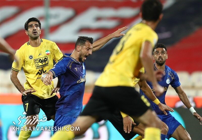 عکس| فریم به فریم با جنجالیترین صحنه بازی استقلال و سپاهان/ پنالتی استقلال سوخت؟