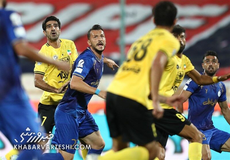 عکس| فریم به فریم با جنجالیترین صحنه بازی استقلال و سپاهان/ پنالتی استقلال سوخت؟