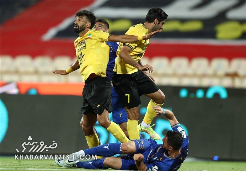 عکس| فریم به فریم با جنجالیترین صحنه بازی استقلال و سپاهان/ پنالتی استقلال سوخت؟
