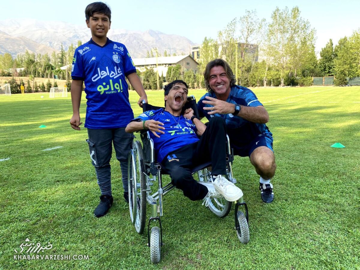 عکس | استقبال خاص ساپینتو از میهمان ویژه استقلالیها/ واکنش سرمربی پرتغالی به نماد آبیها