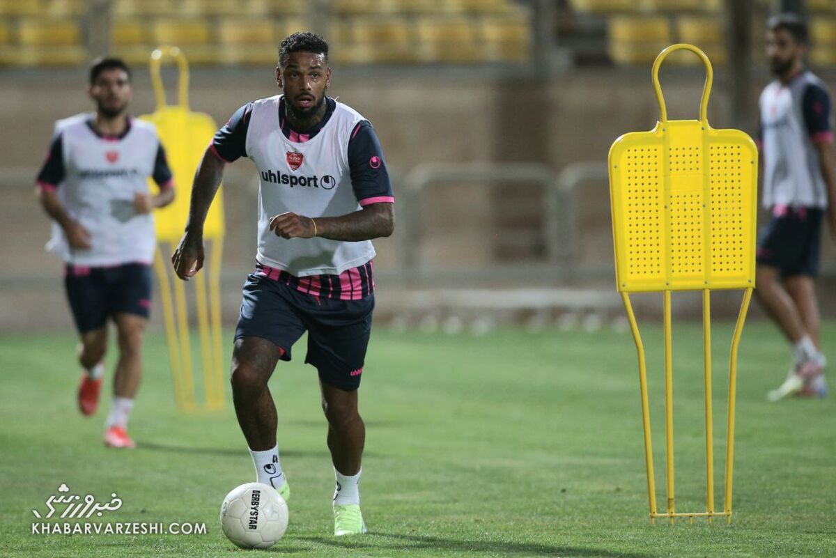 عکس| اولین تمرین گروهی لوکادیا در پرسپولیس/ میهمان ویژه در تمرینات سرخها عکس| اولین تمرین گروهی لوکادیا در پرسپولیس/ میهمان ویژه در تمرینات سرخها