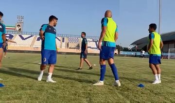 ویدیو| توصیه خسرو حیدری به بازیکنان استقلال پیش از بازی با ملوان