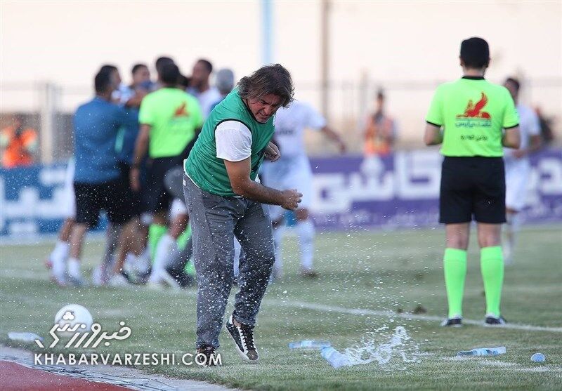 عکس| رفتارهای عجیب ساپینتو در کنار زمین/ سرمربی استقلال به برانکارد هم رحم نکرد!