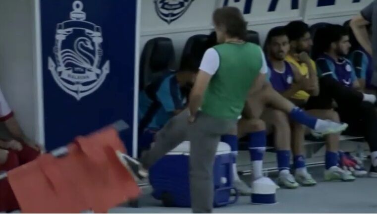 آقای ساپینتو! به پیشکسوت استقلال نمی توانی لگد بزنی/ هر بچه ای می داند مشکل استقلال کجاست! تو نفهمیدی؟/ از قایدی با۱۵۰سانت قد توقع سرزنی داری؟