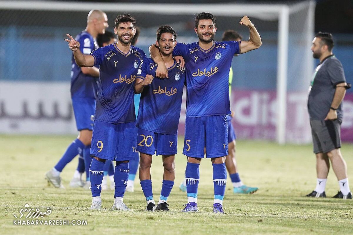 کدامیک ستاره اصلی سرخابی ها هستند؛ دروازه بان پرسپولیسی یا وینگر استقلالی؟