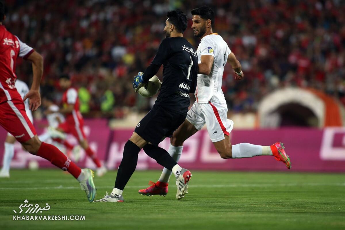 به جا مانده از دیدار پرسپولیس و فولاد/ از اقدام عجیب سرمربی پرسپولیس و بمب نقل و انتقالات تا سورپرایز شدن ستاره هلندی