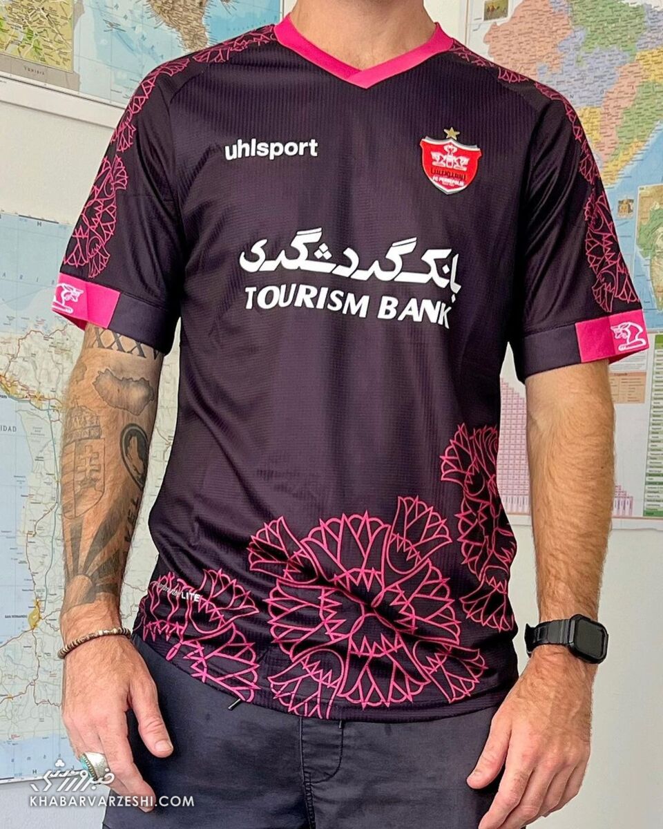 عکس| ژستهای متفاوت بلاگر آمریکایی با پیراهن پرسپولیس