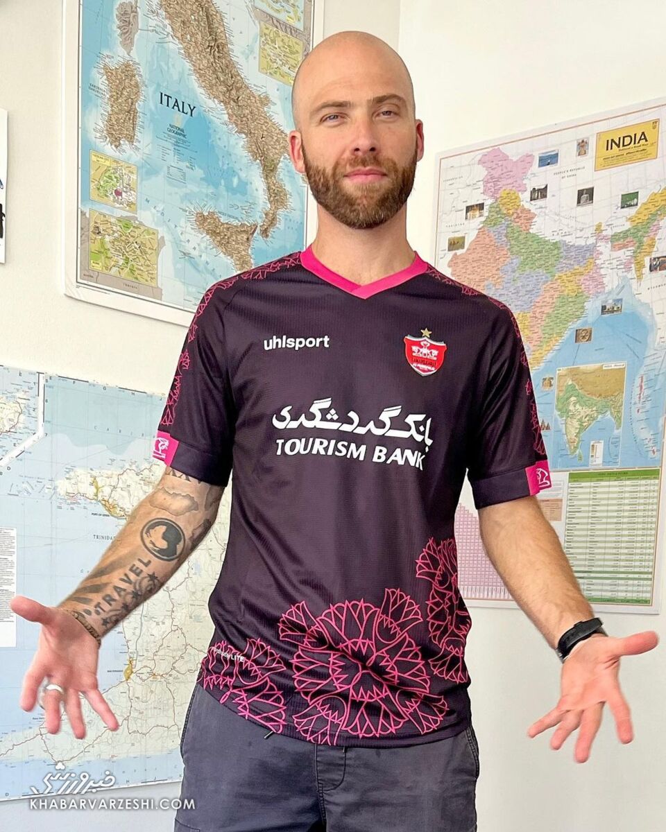 عکس| ژستهای متفاوت بلاگر آمریکایی با پیراهن پرسپولیس