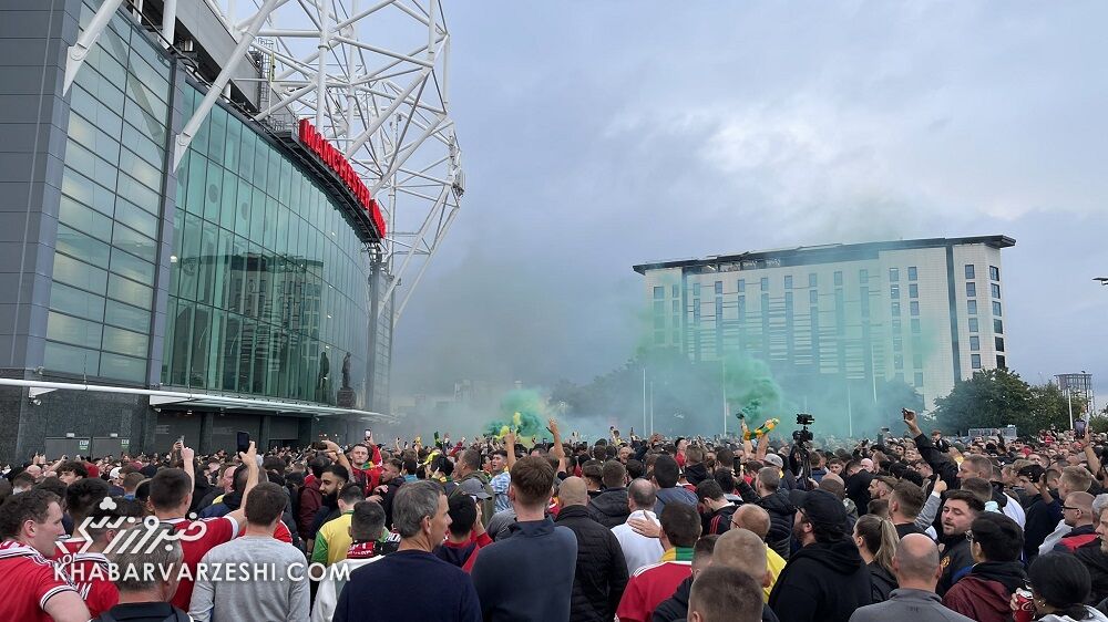 اغتشاش دوباره هواداران خشمگین قبل از بازی بزرگ/ تصاویر اعتراض شدید قرمزها را ببینید