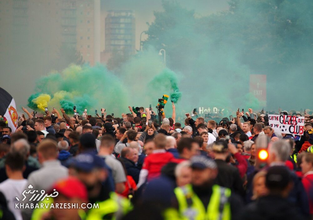 اغتشاش دوباره هواداران خشمگین قبل از بازی بزرگ/ تصاویر اعتراض شدید قرمزها را ببینید