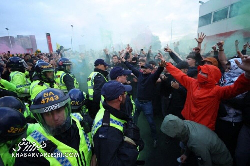 اغتشاش دوباره هواداران خشمگین قبل از بازی بزرگ/ تصاویر اعتراض شدید قرمزها را ببینید