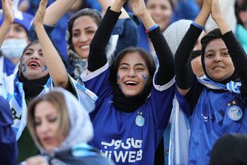 استقلالی‌ها به سختی از بین دخترها وارد کمپ حجازی شدند!/ دربی ۱۰۰ در غرب تهران آغاز شده است