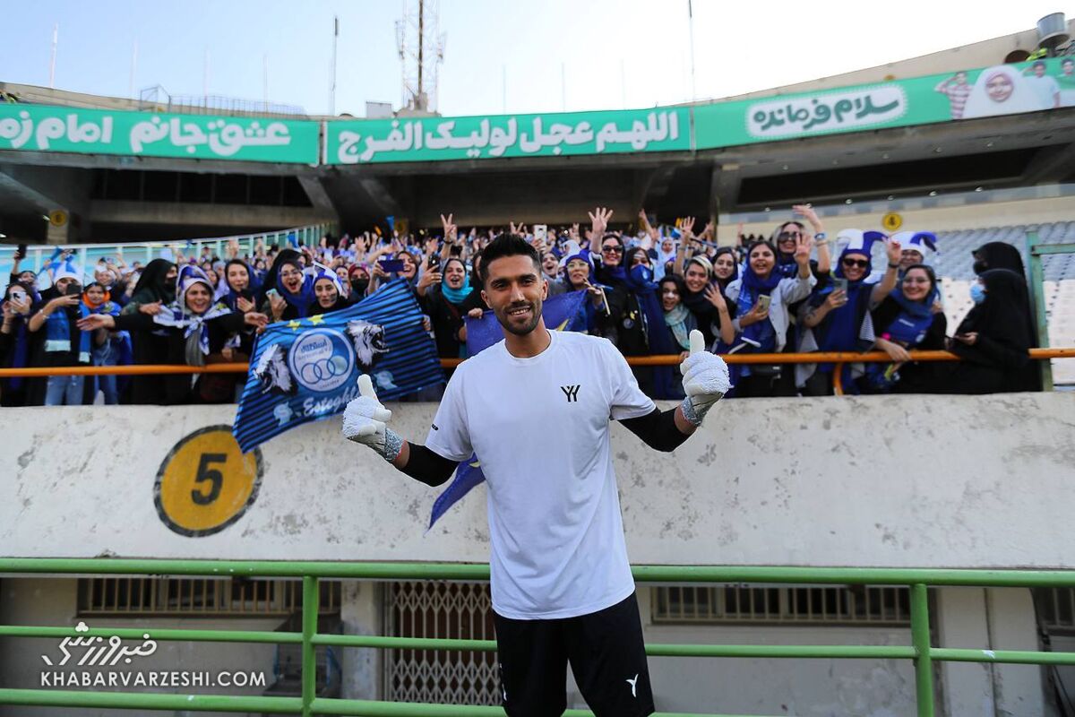 عکس| عکس یادگاری آقای کلینشیت با دختران استقلالی