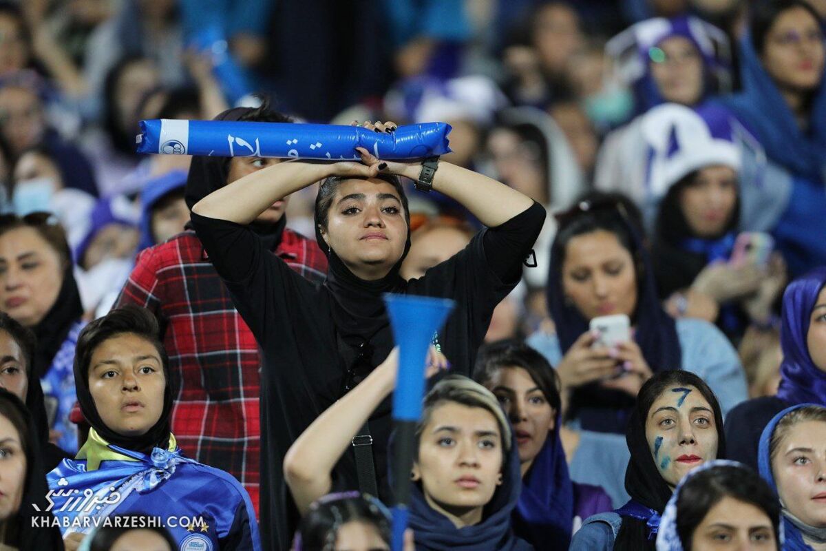 درباره لحظه های تاریخی که استقلالی ها تجربه کردند/ روزی که زنان ایرانی همپای مردان در ورزشگاه آزادی فریاد زدند