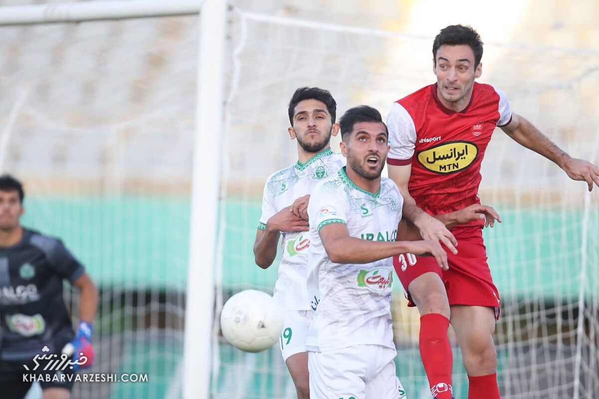 می خواهم با پرسپولیس قهرمان آسیا شوم/ باید تا پایان هفته سی ام صدرنشین بمانیم/ به هر شهری می رویم هواداران سرخ را می بینیم