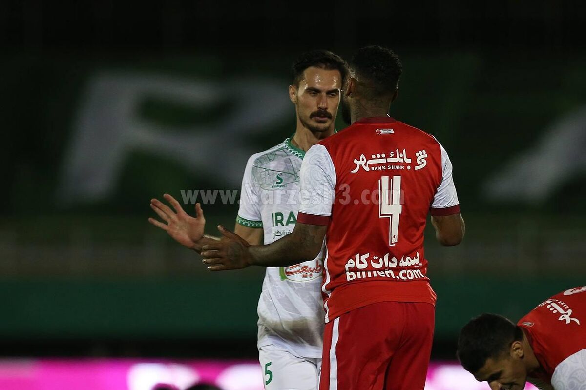 عکس| فریم به فریم با رژه مدافع آلومینیوم روی اعصاب لوکادیا/ درگیری مهاجم پرسپولیس با موسوی