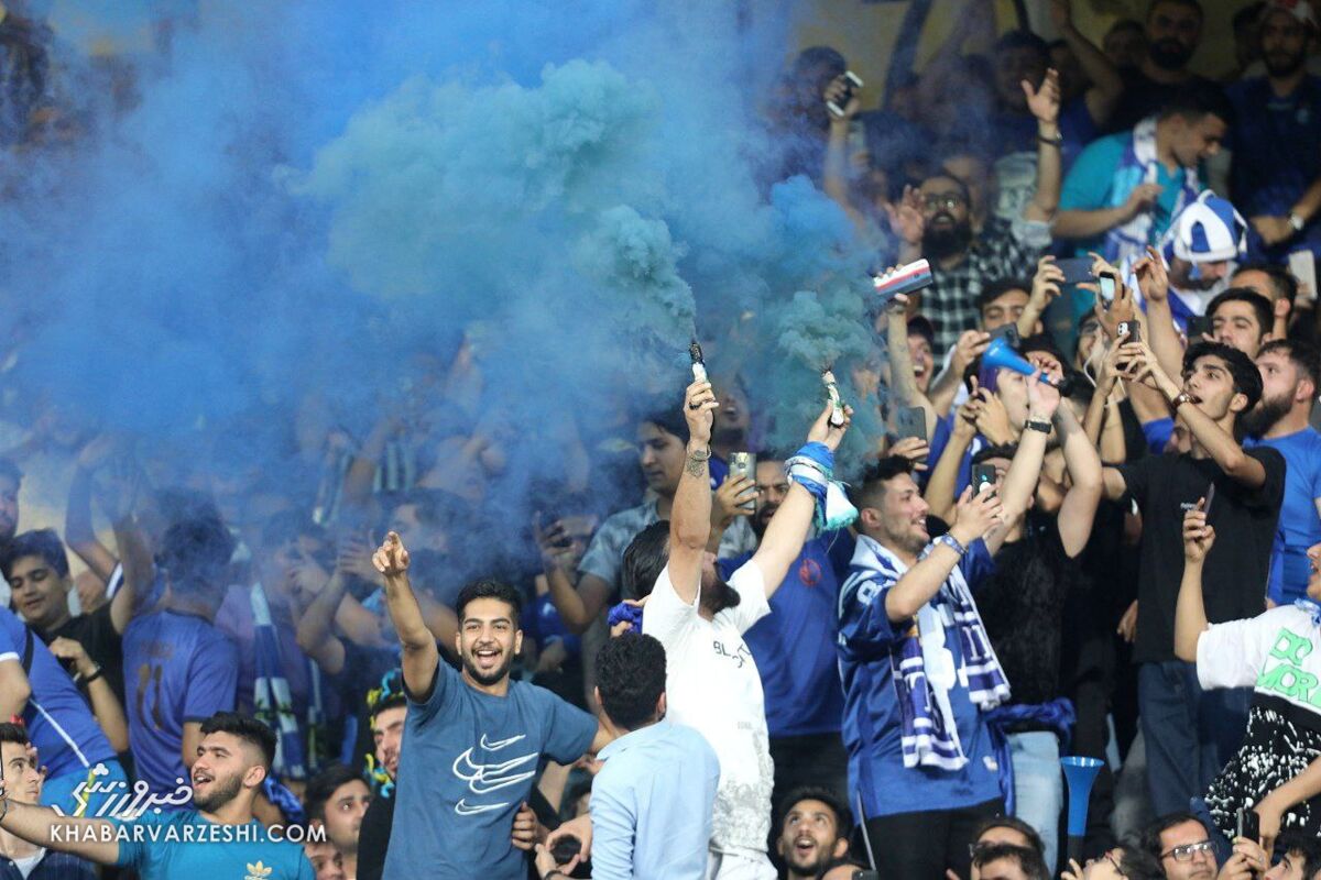 بانوان استقلالی تا جلوی استادیوم آمدند اما راهشان ندادند!/ آبی دوستان مسجد سلیمان بیرون در ورزشگاه ماندند!/ فقط دو استقلالی تشویق شدند!