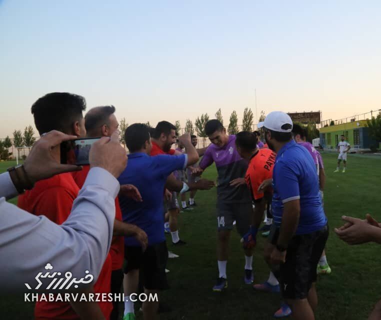 تصاویر| چک و لگد به مهاجم پرسپولیسی در تمرین