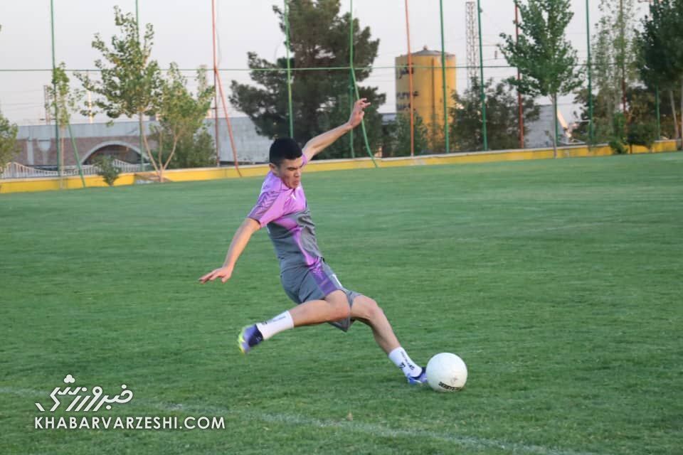 تصاویر| چک و لگد به مهاجم پرسپولیسی در تمرین