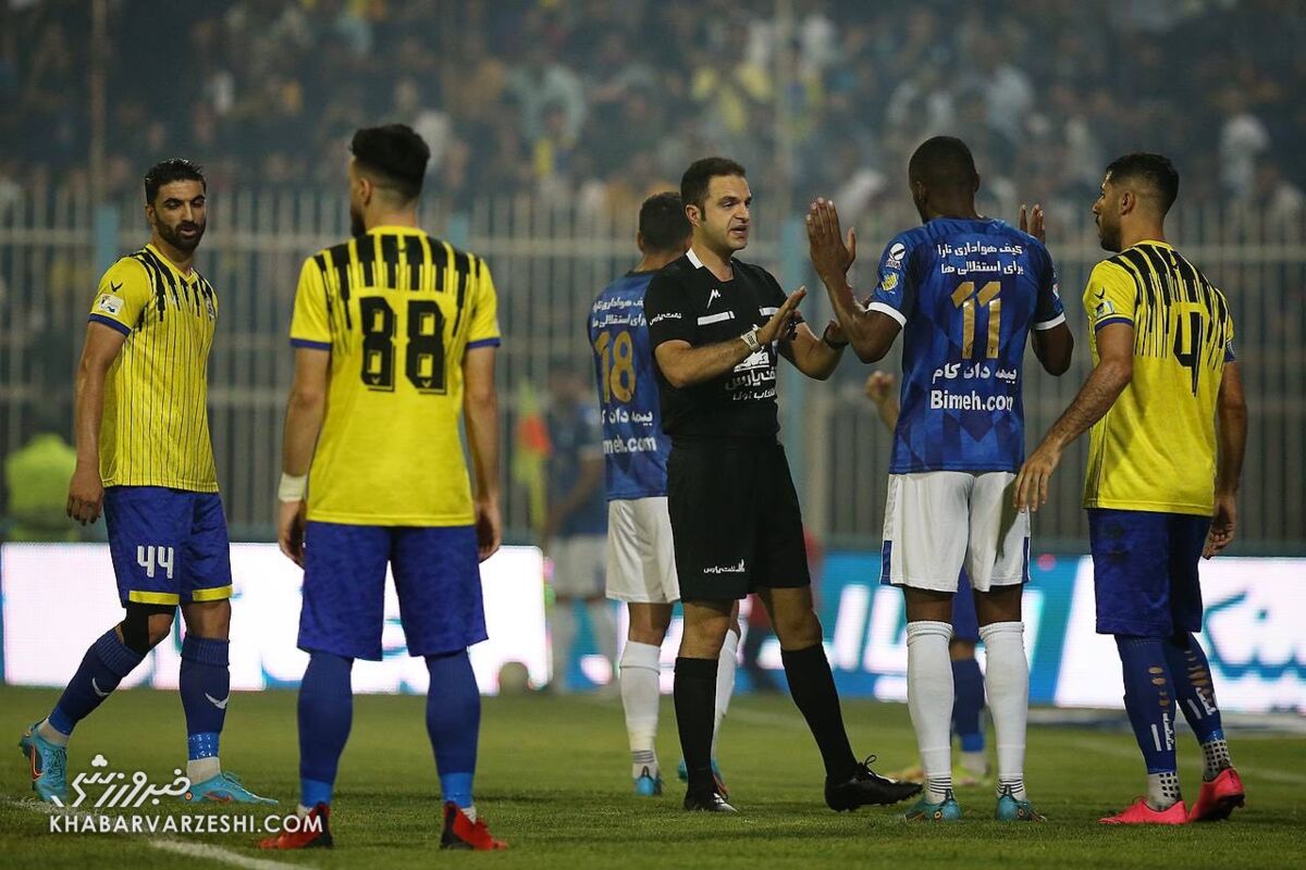 ۲ دو هافبک استقلال اصلا در حد اسم این تیم بازی نمیکنند/ آقای ساپینتو! چرا این بازیکن را از زمین بیرون کشیدی؟/ این مربی پرتغالی زمان را تلف می کند