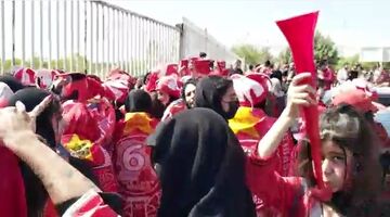 ویدیو| حضور تعداد زیادی از زنان پرسپولیسی مقابل ورزشگاه آزادی