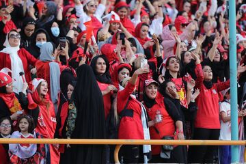 عکس| حرکت قابل تحسین تماشاگران زن پرسپولیس/ درس هواداری توسط زنان سرخ