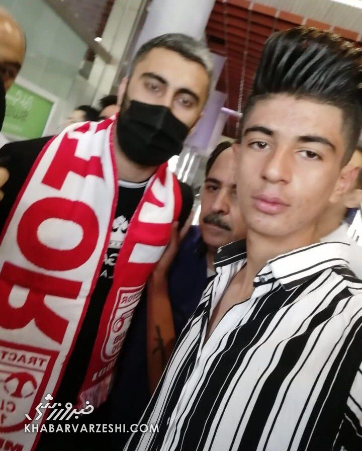 عکس| استقبال پرشور تیتیها از بمب استقلال/ شال قرمز دور گردن مهاجم آبی