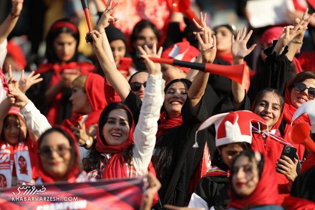 دختران پرسپولیس روی فحاشی آقایان بوق گذاشتند!/ مادر استقلالی وسط دختران قرمز!/ جایگاه بانوان چهاربرابر شد