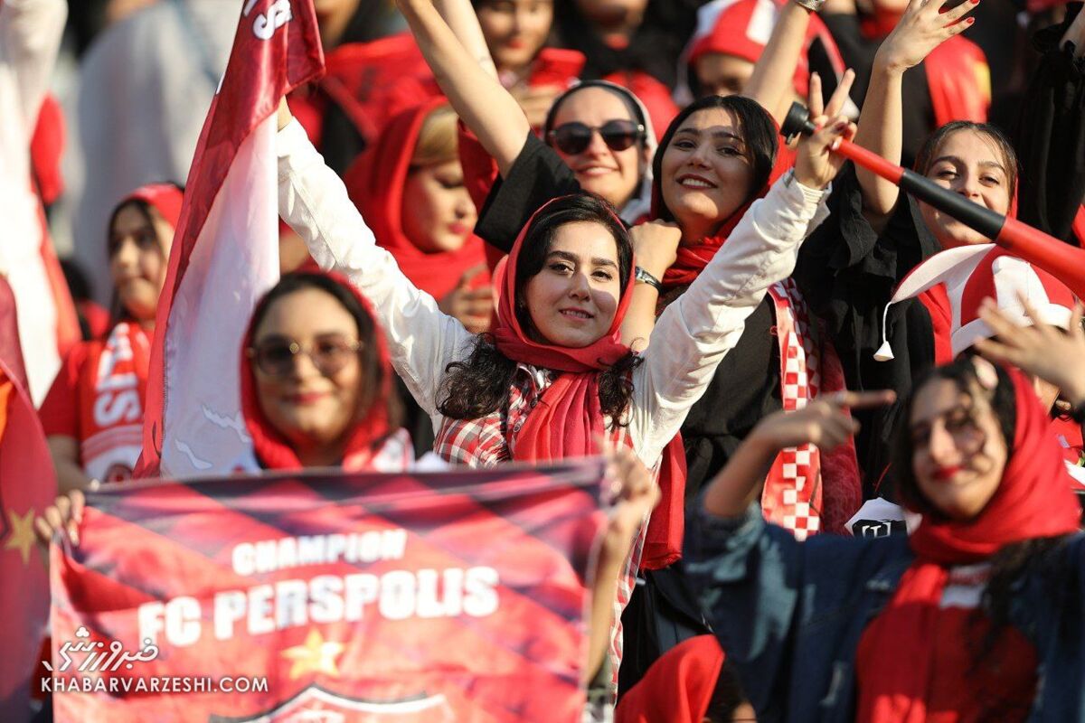 دختران پرسپولیس روی فحاشی آقایان بوق گذاشتند!/ مادر استقلالی وسط دختران قرمز!/ جایگاه بانوان چهاربرابر شد