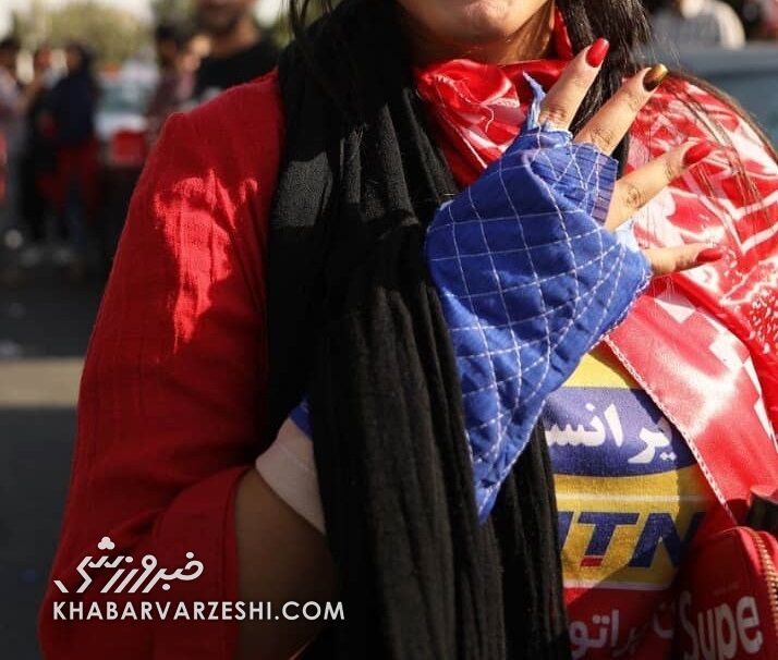 عکس| دختر پرسپولیسی کری خوانی استقلالی ها را تلافی کرد