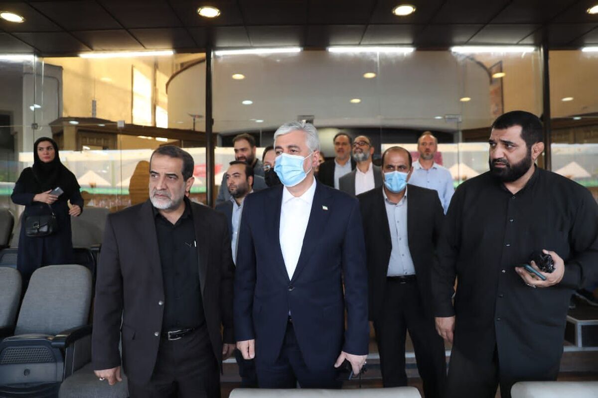 تصاویر| تماشاگر ویژه پرسپولیس - صنعت نفت آبادان/ خوش و بش با میهمان خاص!