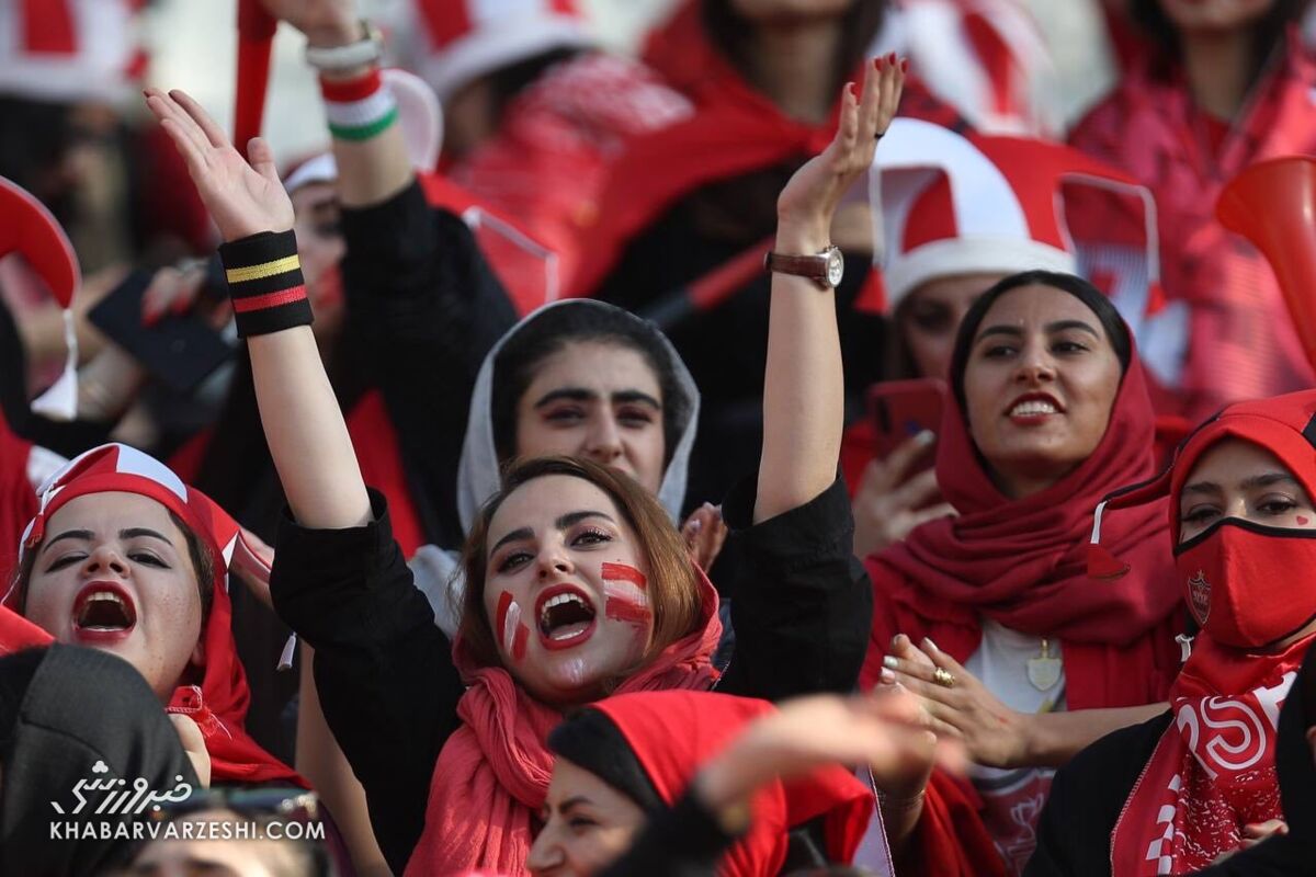 اعتراض دختران پرسپولیسی؛ چرا چیزی به ما فروخته نمی شود/ منفجر شدن سکوی بانوان با گل لوکادیا