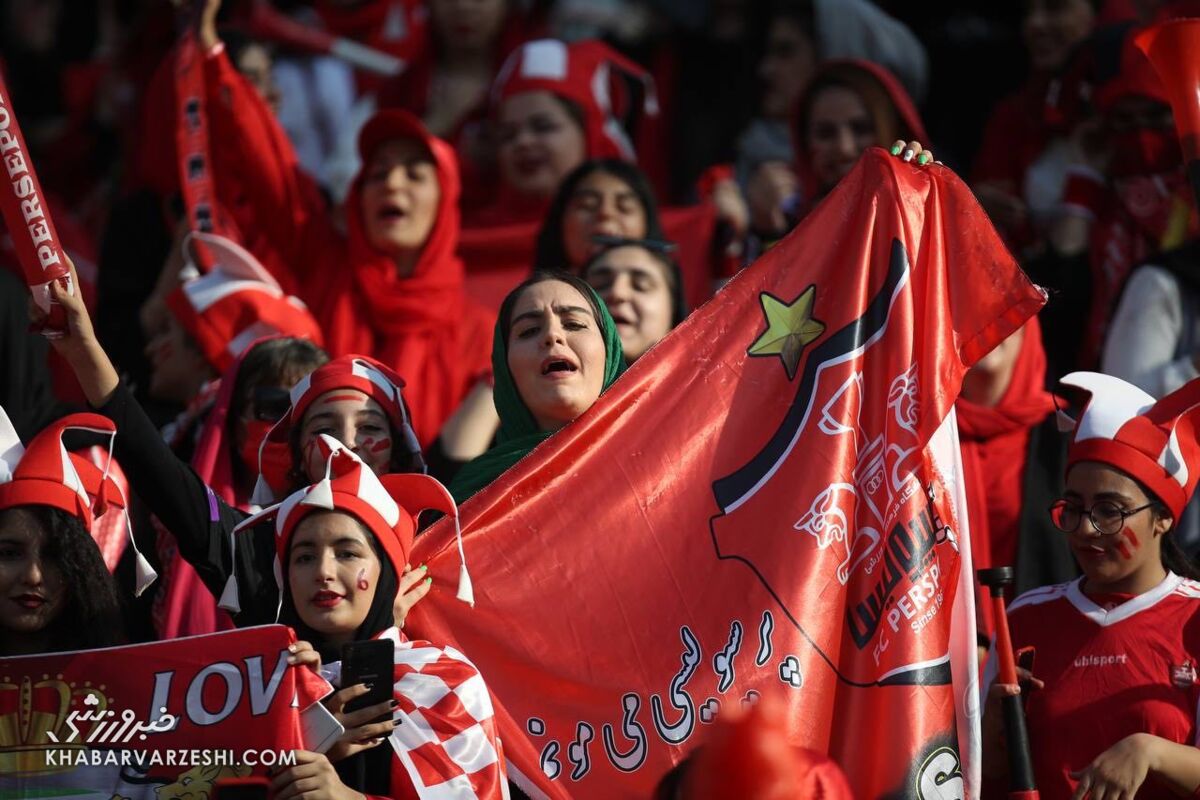 اعتراض دختران پرسپولیسی؛ چرا چیزی به ما فروخته نمی شود/ منفجر شدن سکوی بانوان با گل لوکادیا