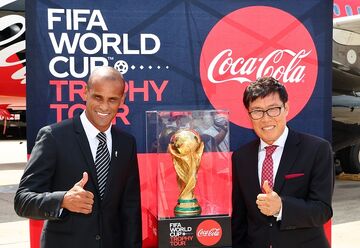 تصاویر رونمایی از کاپ جام جهانی ۲۰۲۲ در کره جنوبی را با مراسم مفتضحانه ما مقایسه کنید