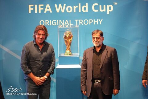 ریکاردو ساپینتو و مصطفی آجورلو؛ رونمایی از کاپ قهرمانی جام‌جهانی در ایران