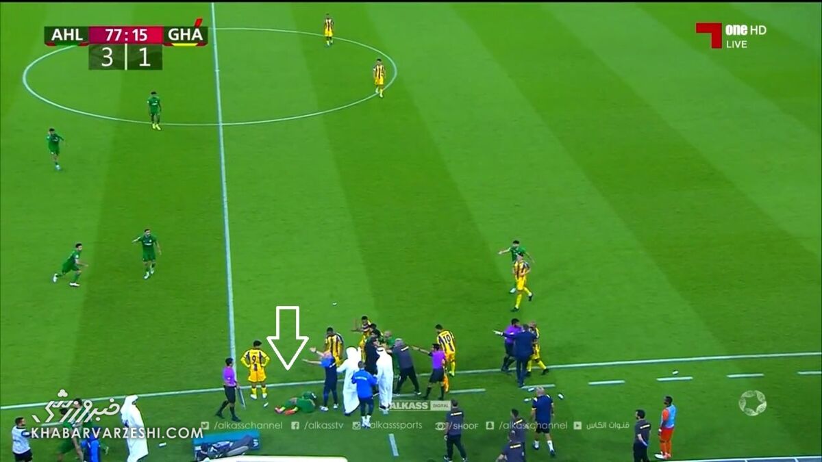 عکس| کتک خوردن مدافع پرسپولیسی مقابل سرمربی محبوب استقلالی ها