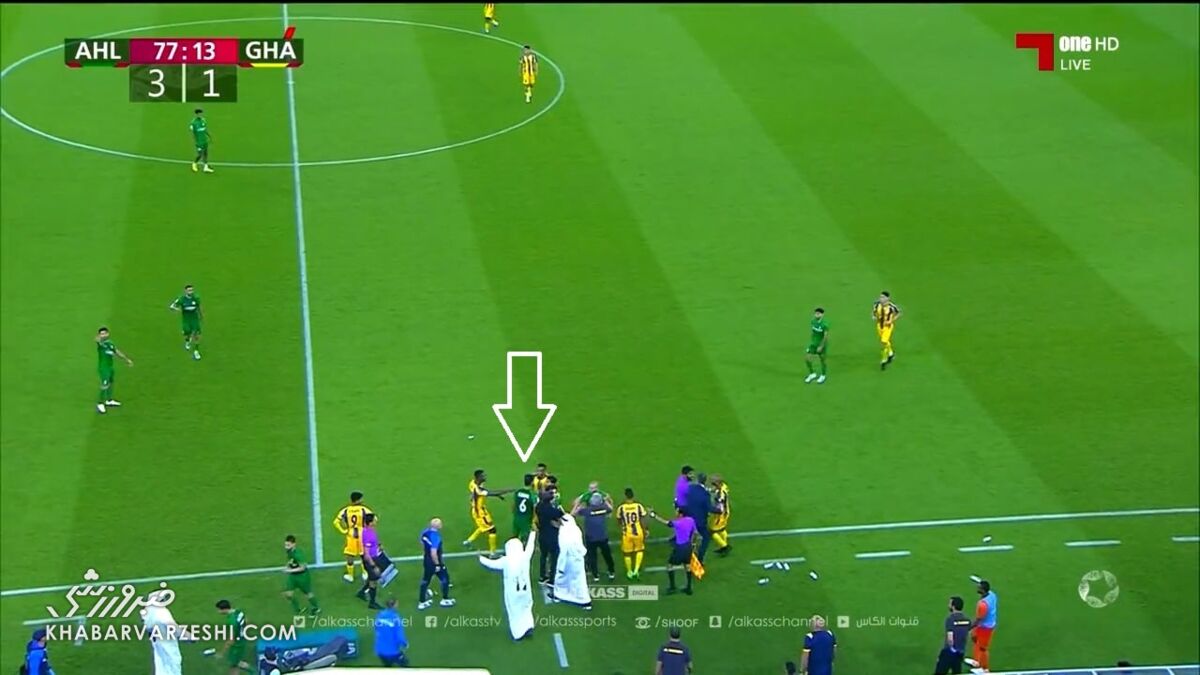 عکس| کتک خوردن مدافع پرسپولیسی مقابل سرمربی محبوب استقلالی ها