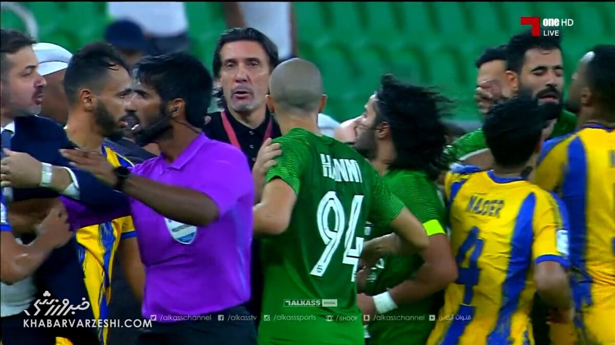 عکس| کتک خوردن مدافع پرسپولیسی مقابل سرمربی محبوب استقلالی ها