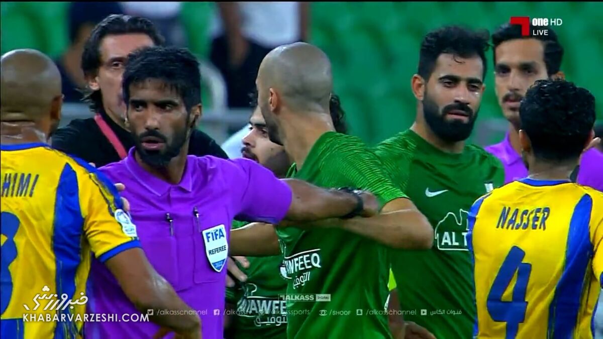 عکس| کتک خوردن مدافع پرسپولیسی مقابل سرمربی محبوب استقلالی ها