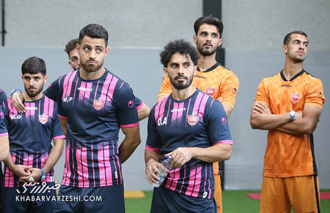 امید عالیشاه و مرتضی پورعلیگنجی؛ تمرین پرسپولیس در سالن (11 شهریور 1401)